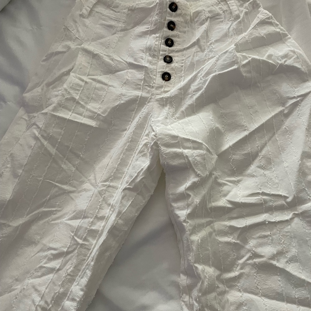 white pants super cute for summer
